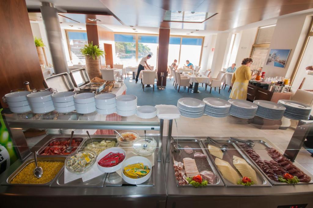 Hotel Maxim Bozava Luaran gambar