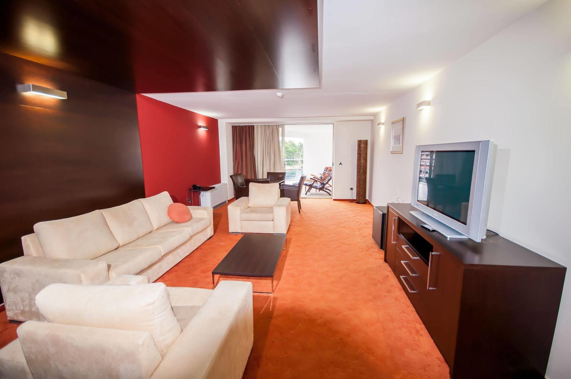 Hotel Maxim Bozava Luaran gambar