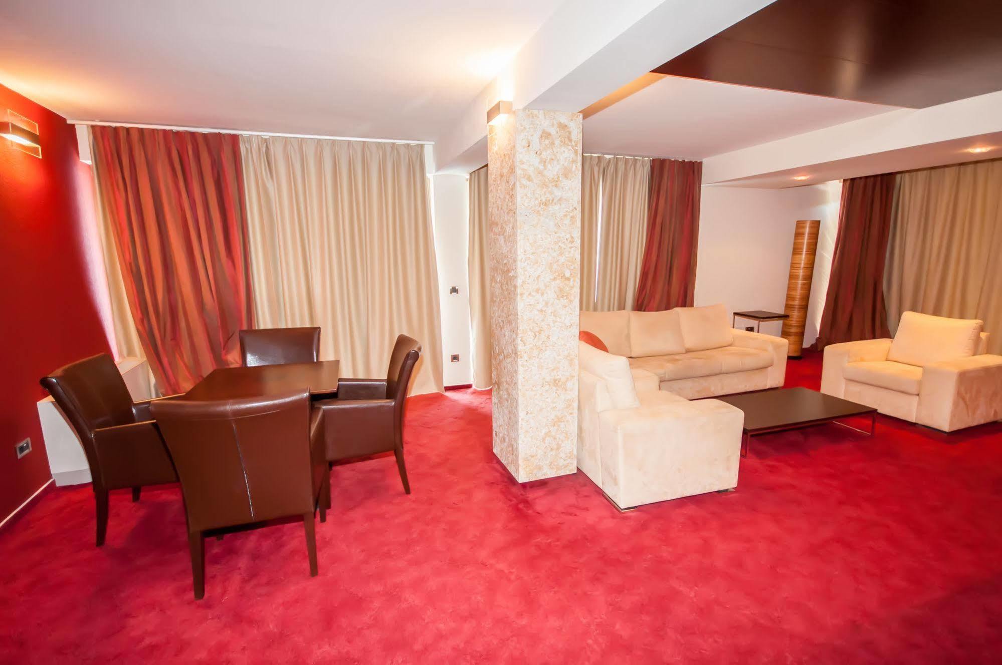 Hotel Maxim Bozava Luaran gambar